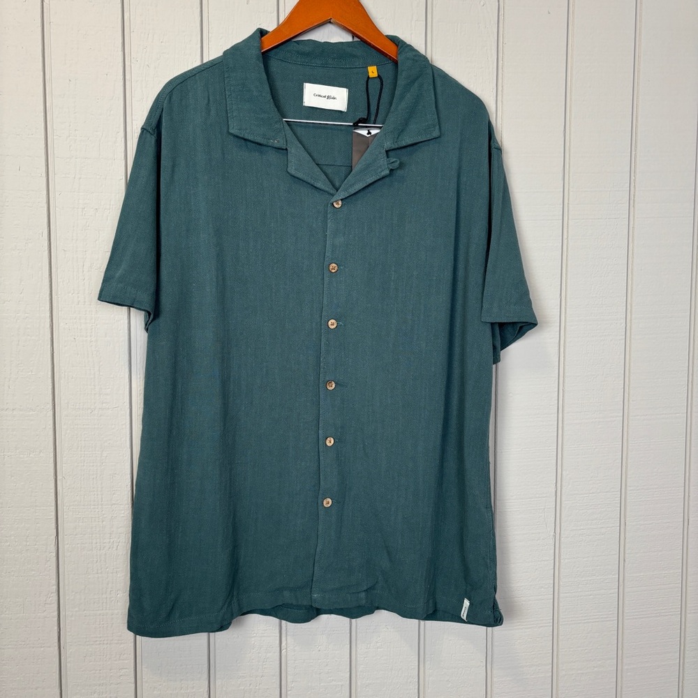 NWT Critical Hide Men's Teal Short Sleeve Shirt With buttons on the front Sz L.